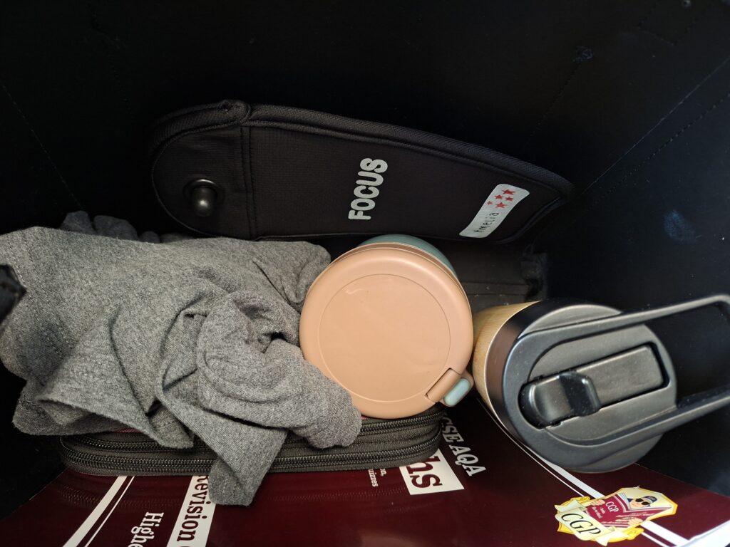 Smartphone-Tasche in Schultasche