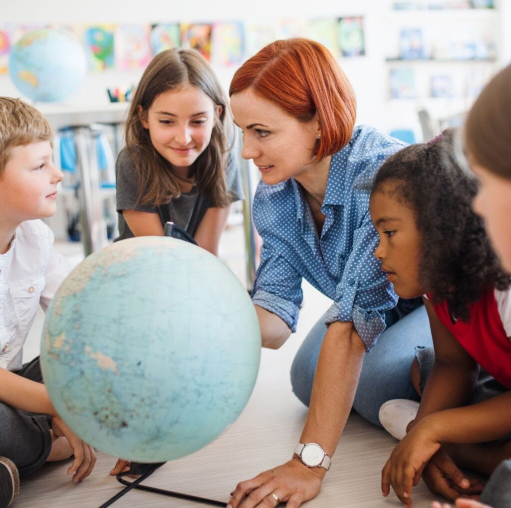 Kinder, die im Unterricht ohne Smartphones aufmerksam sind