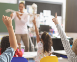 Kinder mit Smartphone-frei-Schule beschäftigt