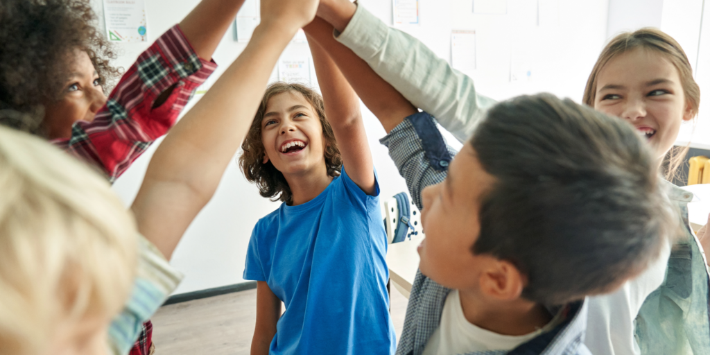 glückliche Kinder in smartphonefreier Schule