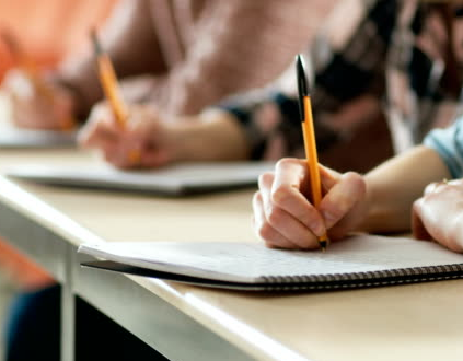 fokussierte Schüler im Unterricht ohne Smartphones